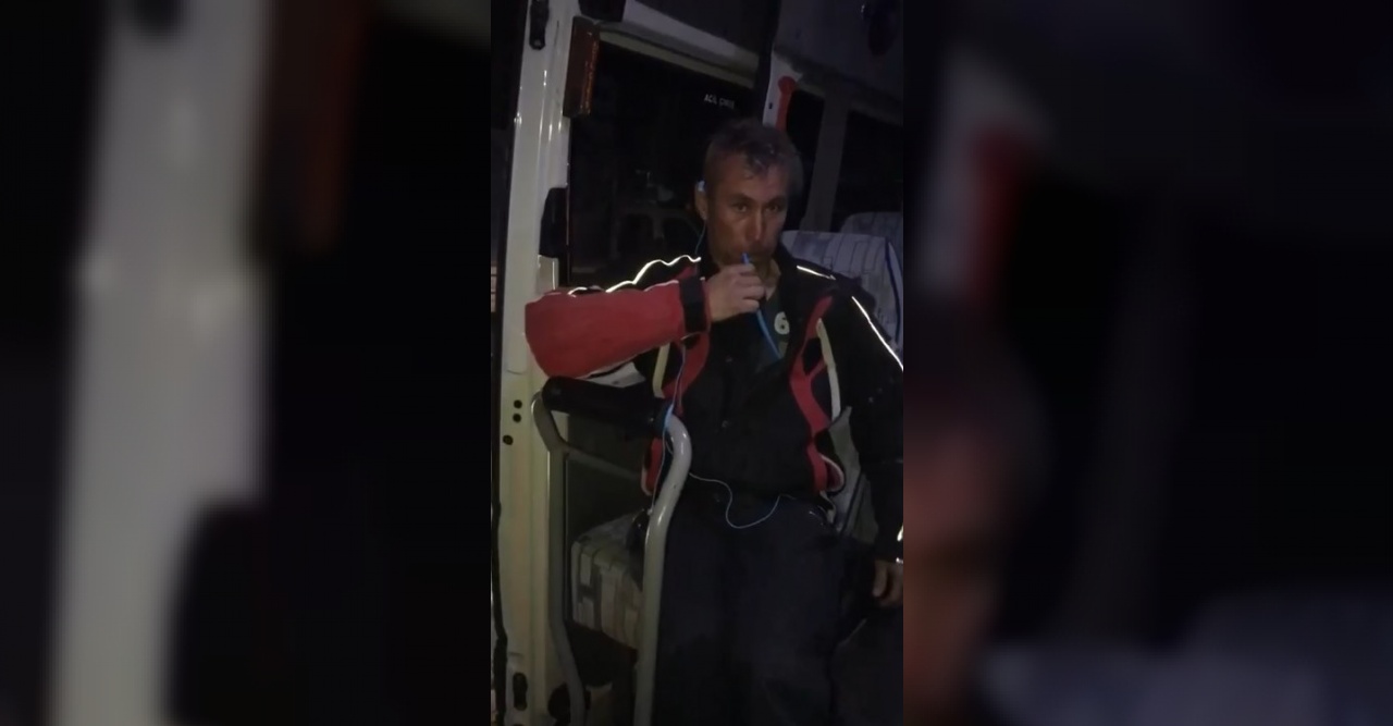 Cezalar caydırmadı, şimdi de pipetle içerken görüntülendi