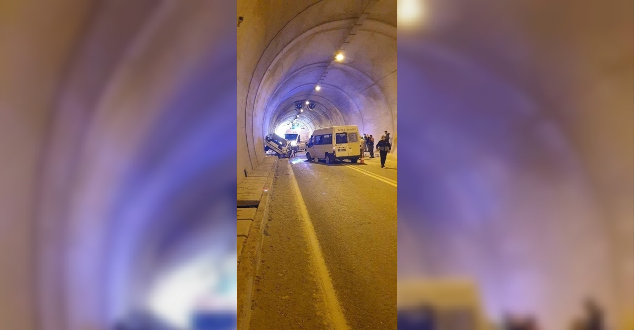 Artvin’de otomobil minibüsle çarpıştı: 1 ölü, 4 yaralı