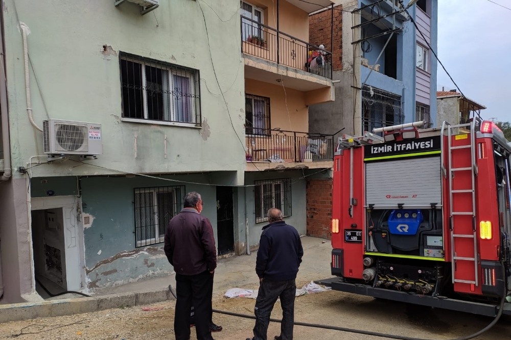 Alevlerden kaçmak için balkondan atladı