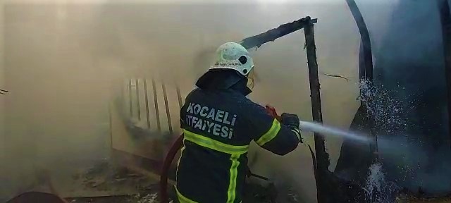 Kocaeli’de işçilerin kaldığı konteynerde çıkan yangın korkuttu