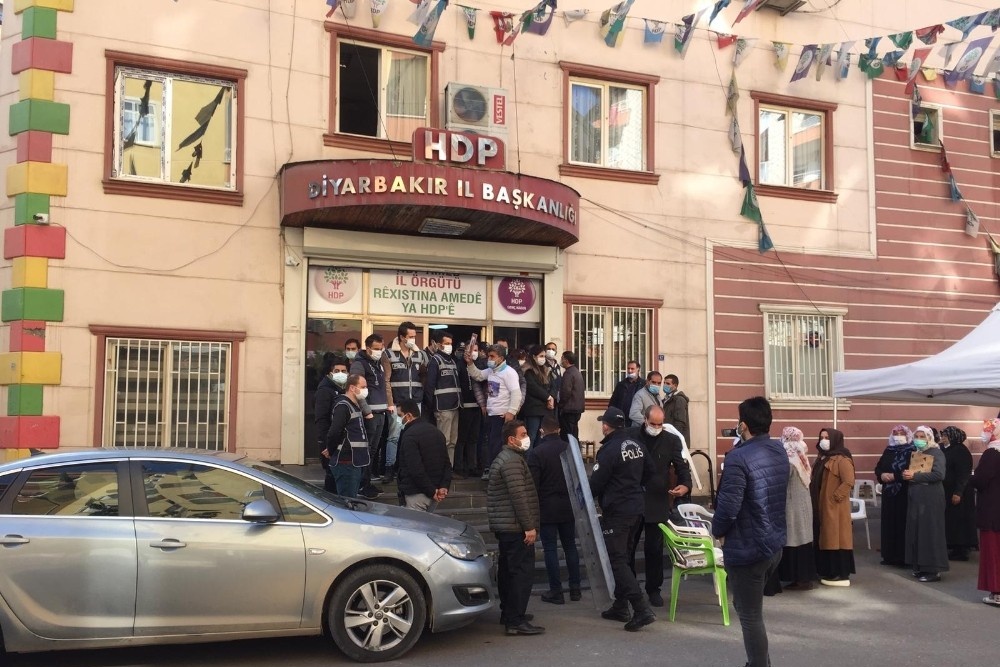 Evlat nöbetindeki aileler ile HDP’liler arasında gerginlik