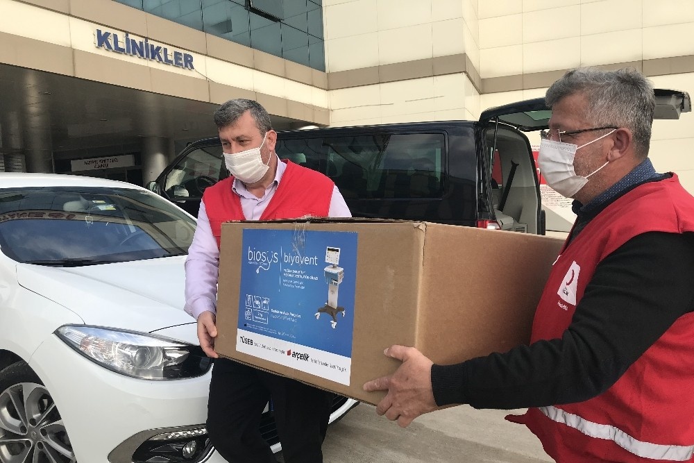 94 yaşındaki emekli öğretmen birikimi ile 5 solunum cihazı aldı