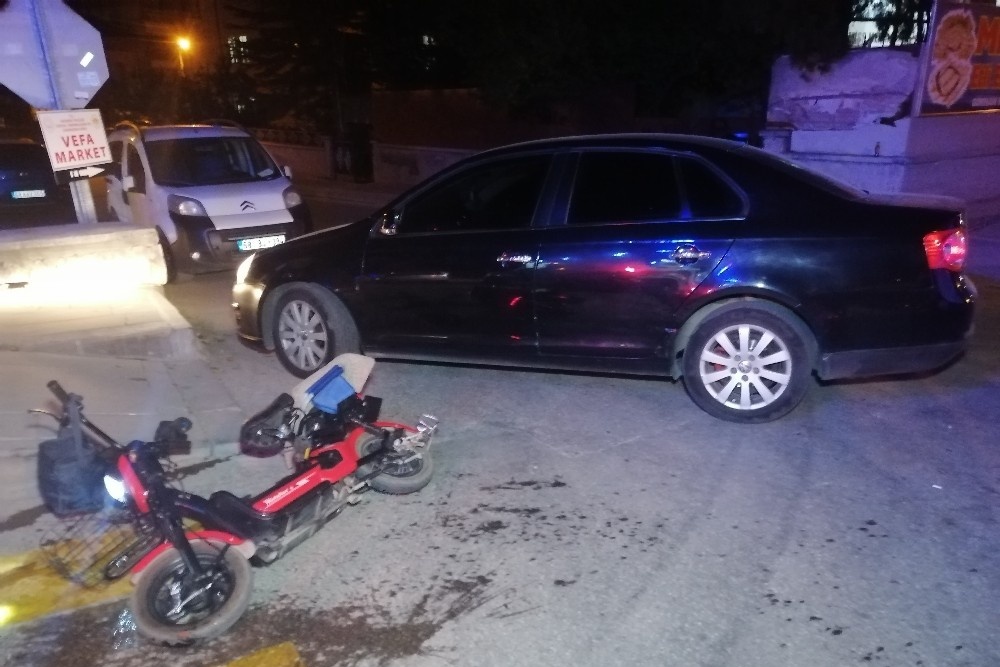 Elektrikli bisiklet otomobile çarptı: 1 yaralı