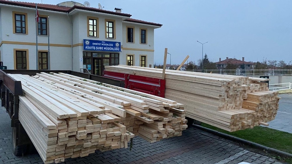 Bolu’da 100 bin lira değerinde kereste çalan 2 kişi tutuklandı