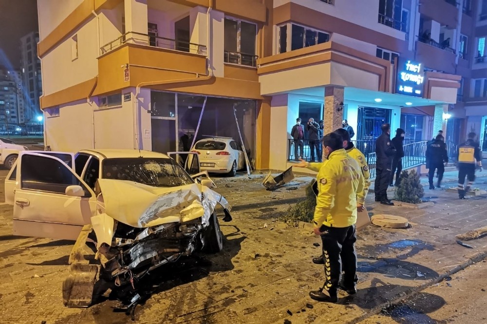 Kaza yapan otomobil dükkana girdi: 6 yaralı