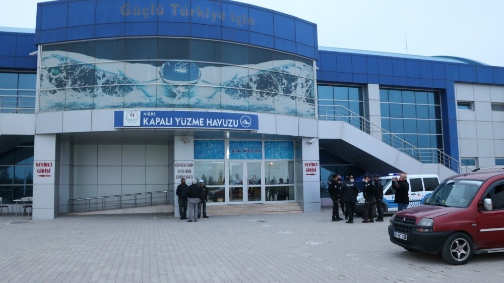Havuzda yüzen 18 yaşındaki genç boğuldu
