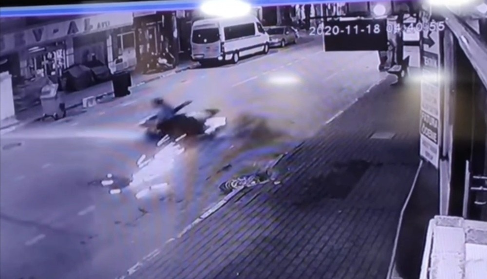 Bursa’da kontrolden çıkan motosiklet savruldu...İki kişi ölümden böyle döndü