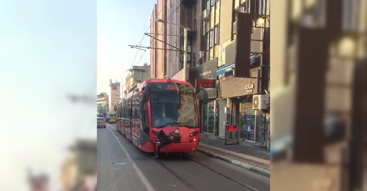 Bursa’da tramvay arkasında tehlikeli yolculuk