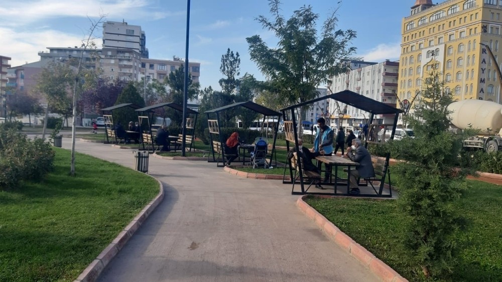 Mardin’de vatandaşlar korona virüsü yok sayıyor, park ve bahçelere akın ediyor
