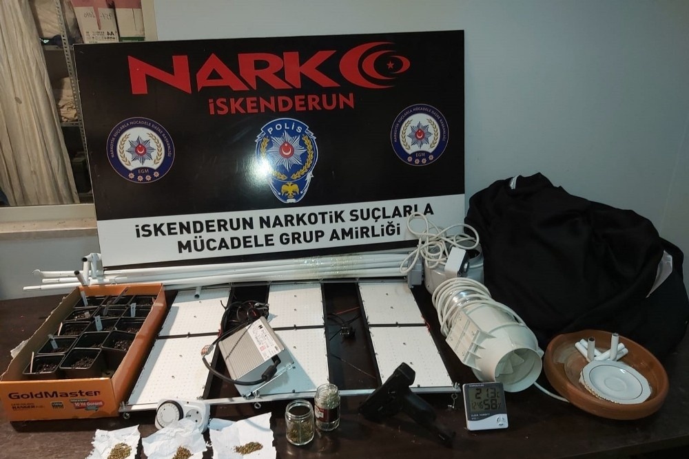 Evine uyuşturucu serası kurmuş