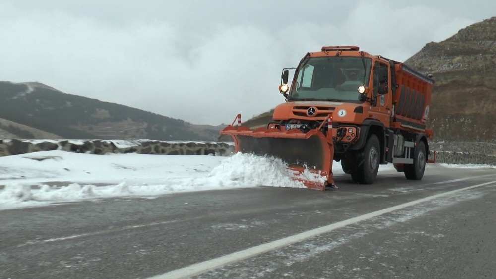 Erzurum kent merkezine mevsimin ilk karı yağdı