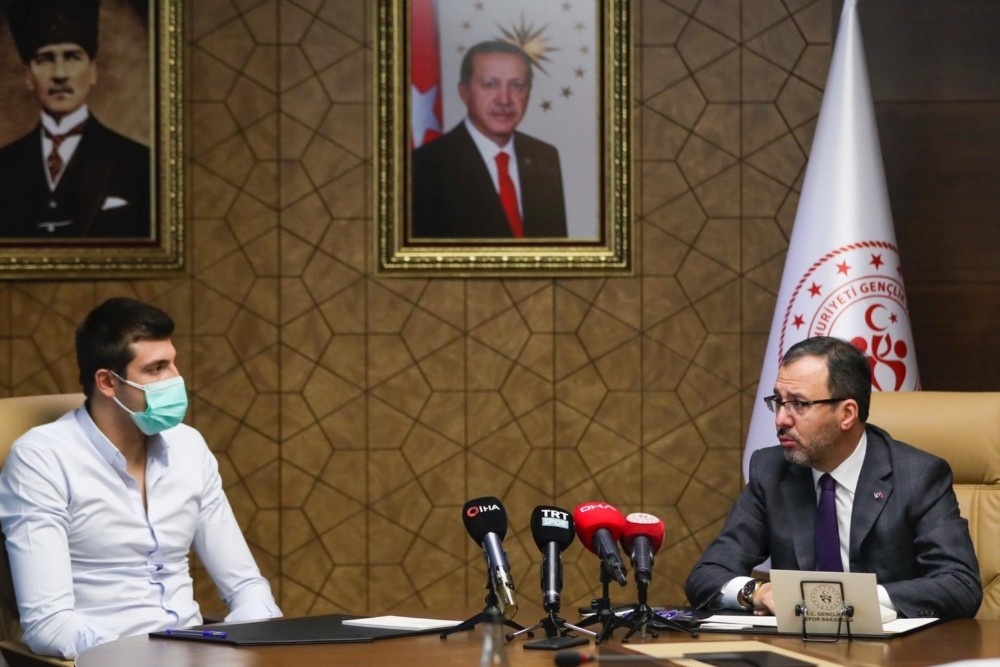 Bakan Kasapoğlu, milli yüzücü Emre Sakçı’yı kabul etti