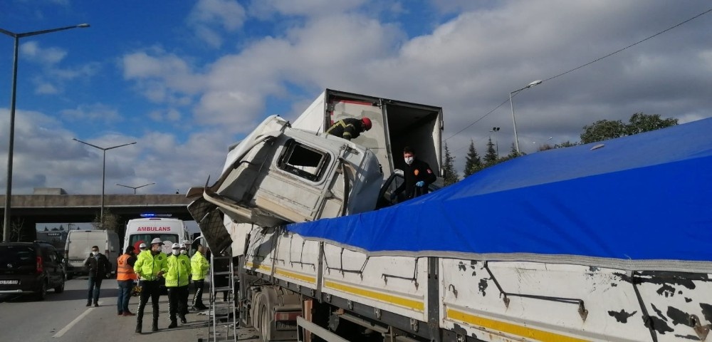 Kocaeli’de 2 tır çarpıştı: 1 yaralı