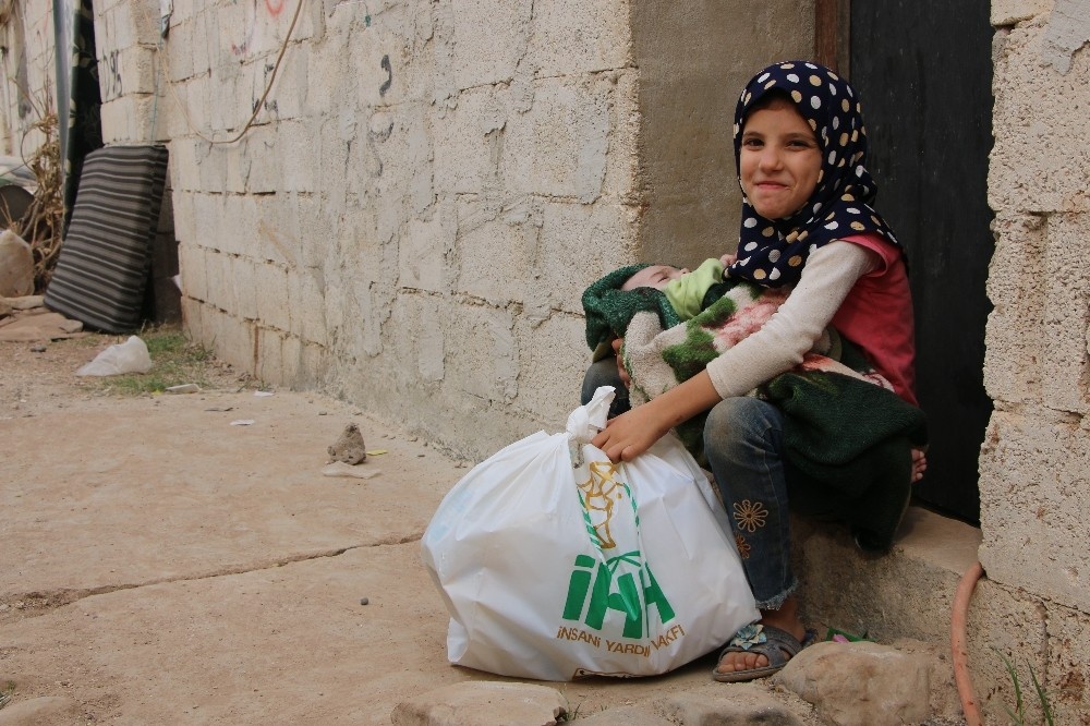 Afrin’de bin yetime çocuk gıda paketi