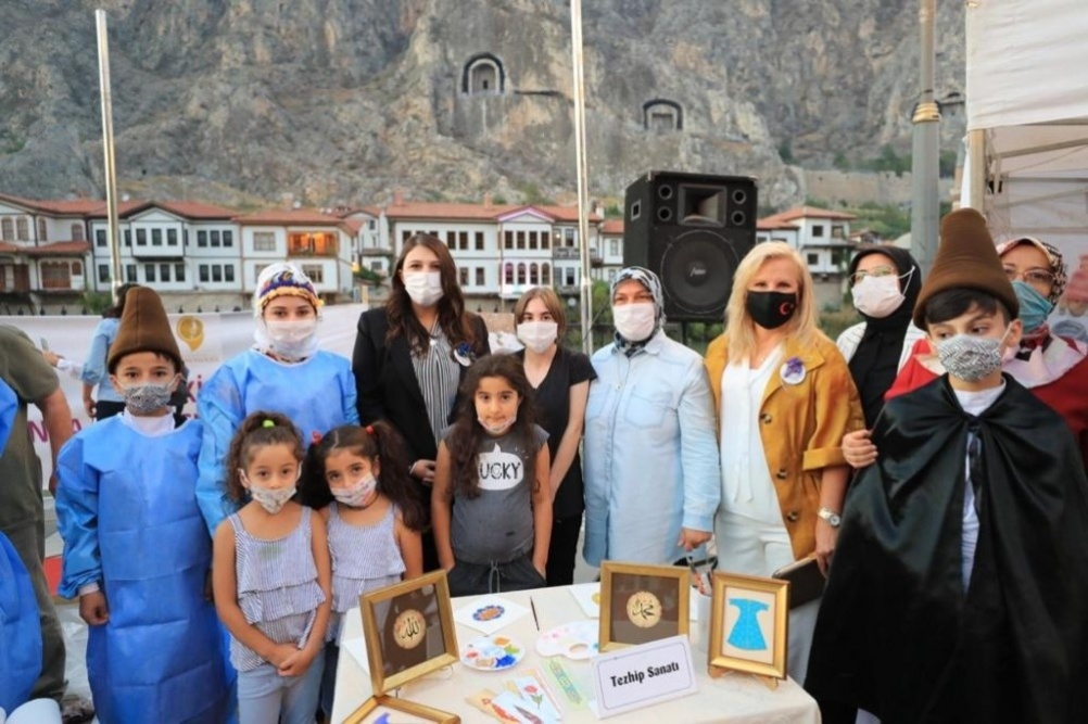 Amasya Valisi eşi Esra Masatlı, çocuk evleri sitesinde yetişen kız çocuklarıyla bir araya geldi