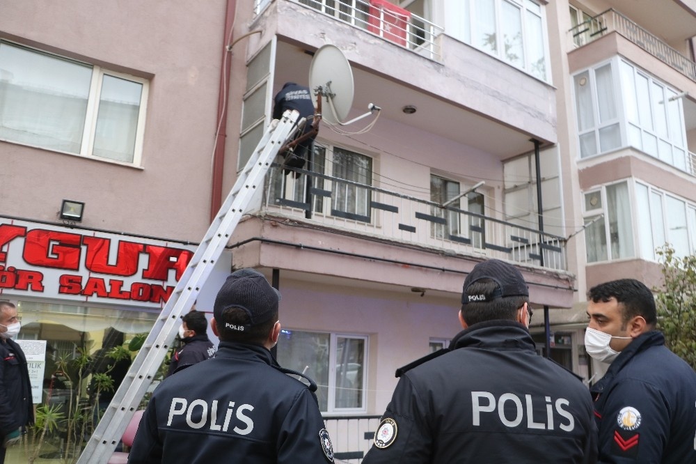 İtfaiye ekipleri, balkondan girdikleri evde yaşlı adamı bitkin halde buldu