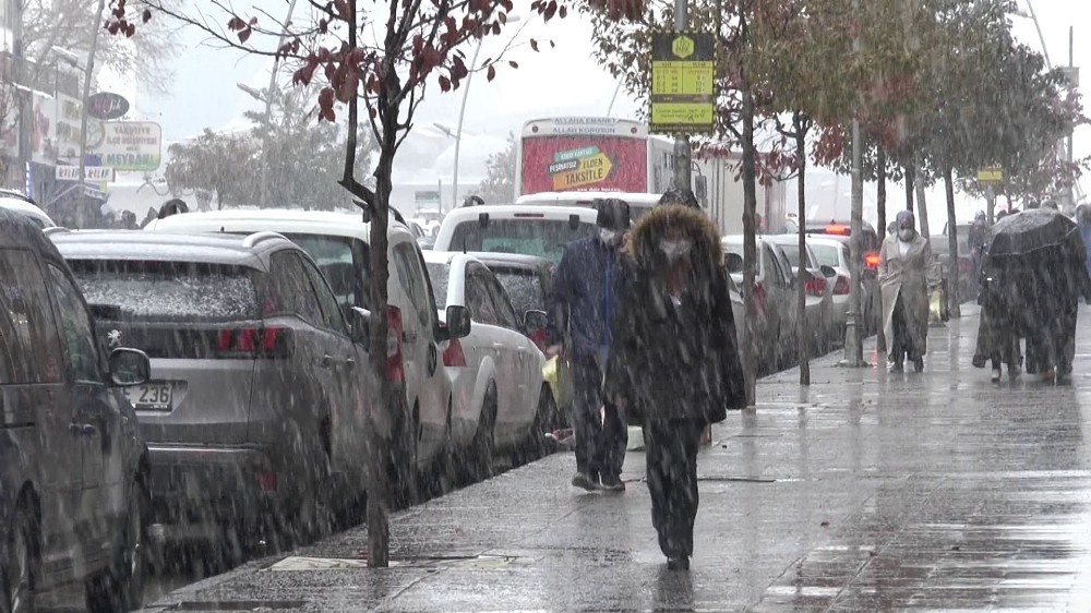 Erzurum’da kar yağışı sürücülere ve yayalara zor anlar yaşattı