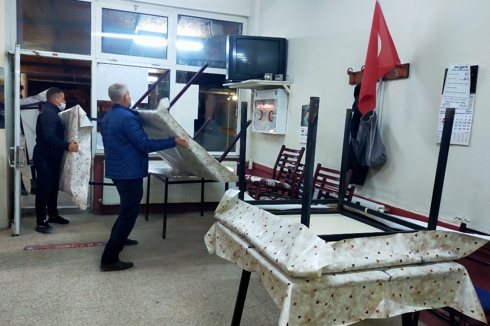 Kıraathanelerde masa ve sandalyeler toplandı, kapılara kilit vuruldu