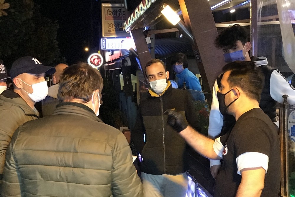Bursa’da kısıtlamanın ilk dakikalarında polis ekiplerinden denetim
