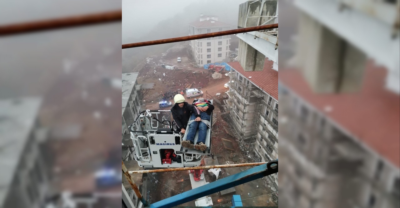 Kırılan vinçte yaralanan operatörü itfaiye kurtardı