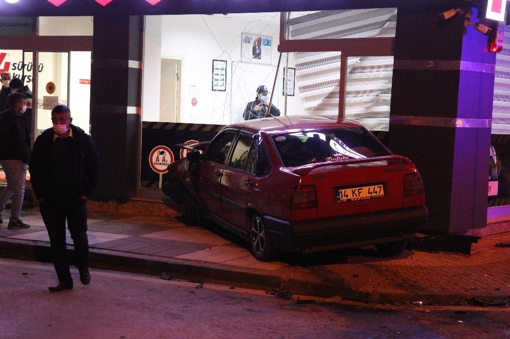 Bolu’da 2 otomobilin karıştığı kazada korona virüs tedbiri faciayı önledi
