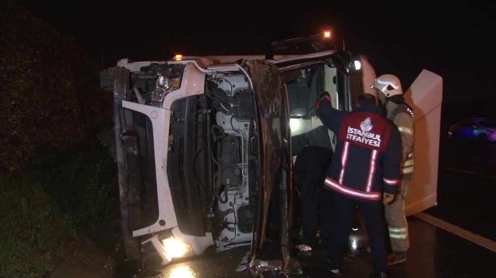 Kuzey Marmara Otoyolunda tır devrildi: 1 yaralı
