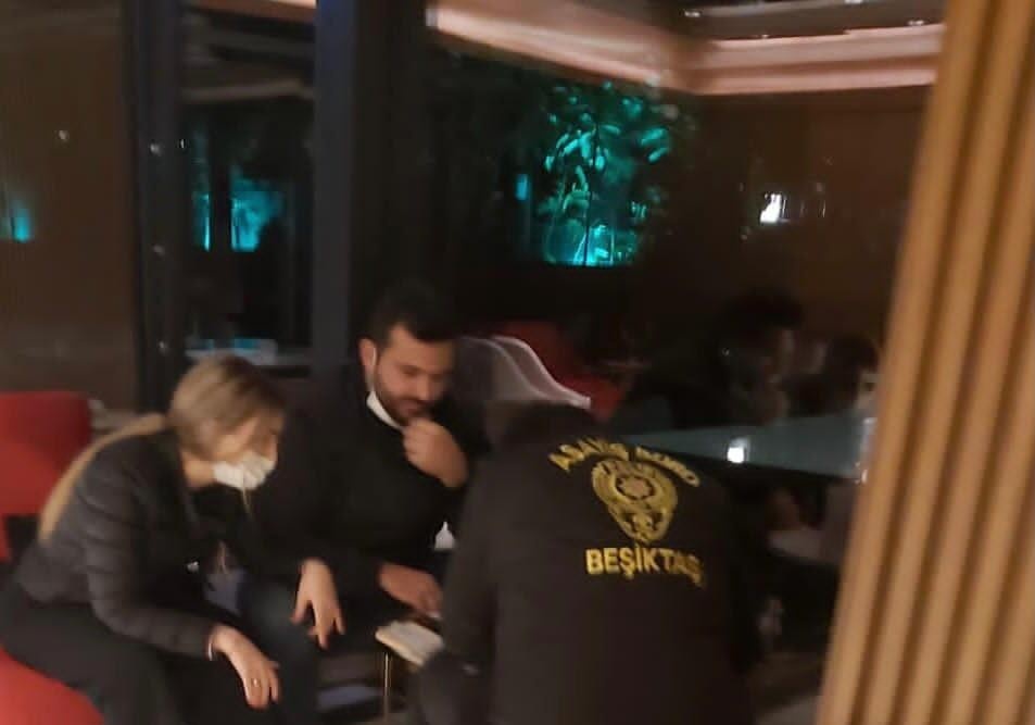 Sosyal medyada ihbar edilen maskesiz turist çifte polisten ceza