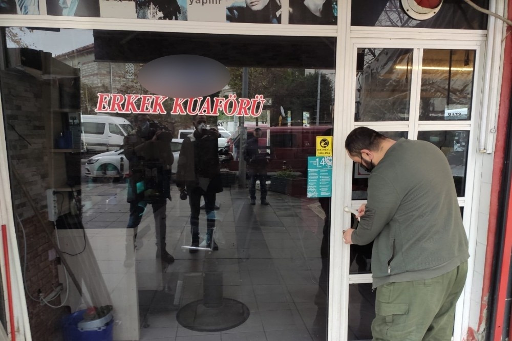 Kısıtlama kapsamında AVM’ler, marketler ve berberler saat 10.00’da açıldı