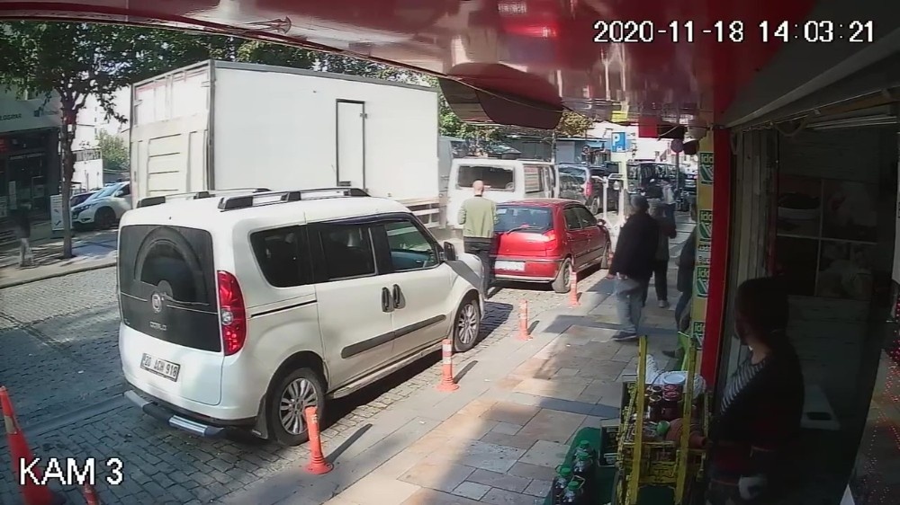 Sürücüsü kriz geçiren kamyonet ışıklarda bekleyen 3 aracı ezdi