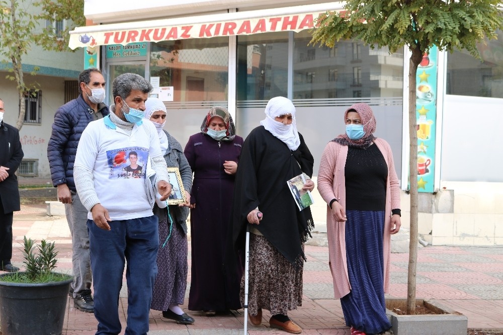 Evlatlarını HDP ve PKK’dan istemek için eylem yapanlara iki aile daha katıldı