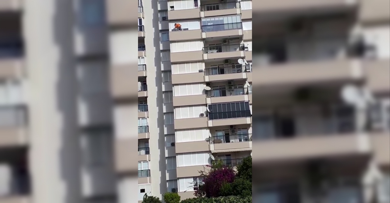 Antalya’da 8’inci katta cam silen kişi yürekleri ağza getirdi