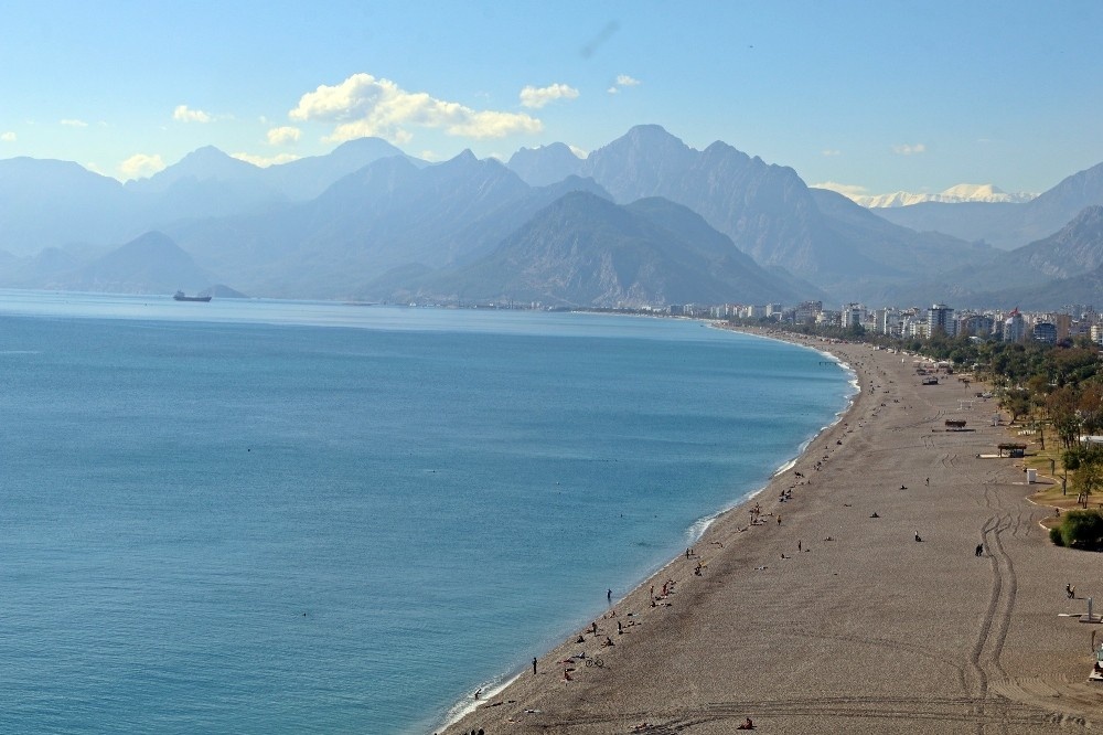 Kısıtlama öncesi dünyaca ünlü sahil turistlere kaldı