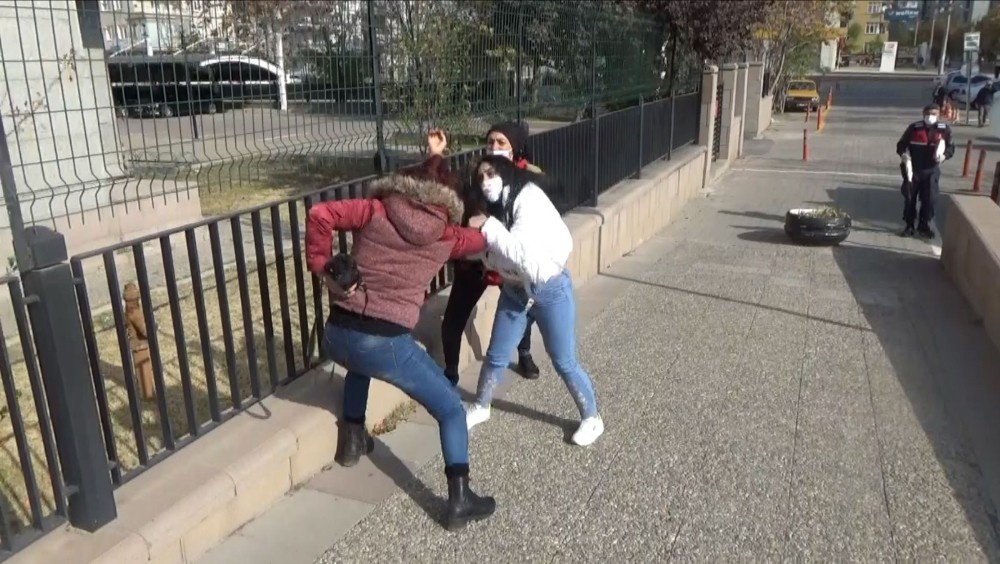 Uyuşturucu tacirinin yakınları kadın muhabiri darp etti