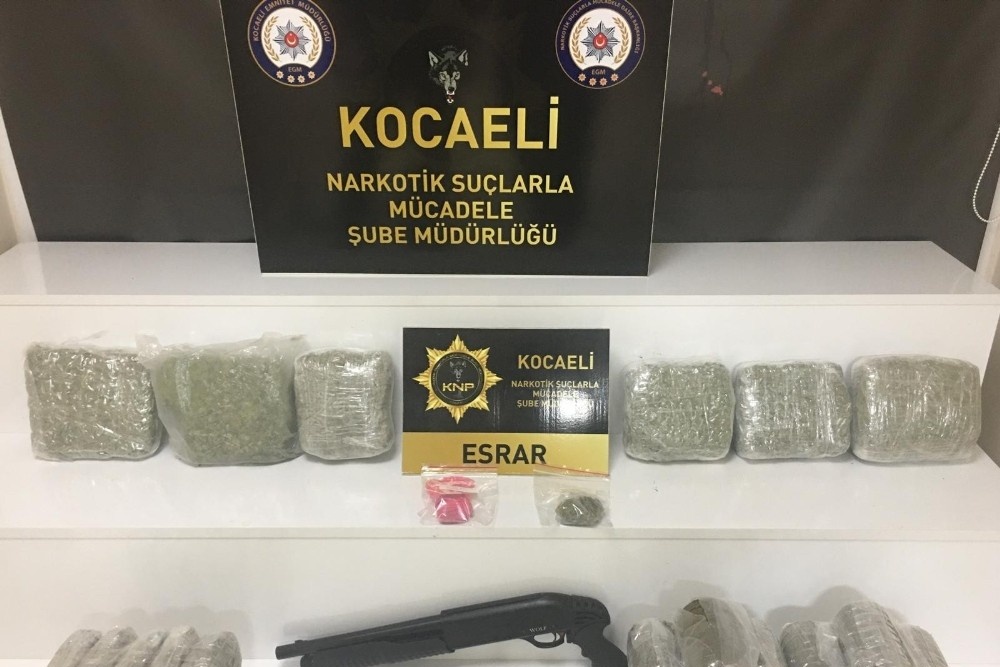 Kocaeli’de 11 kilo 900 gram esrarla yakalanan 5 kişi gözaltına alındı