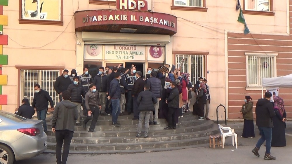 HDP önünde ailelerin yüzüne tükürülmesi iddiası gerginlik oluşturdu