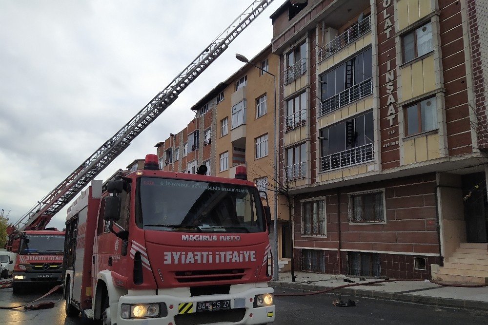 Sultangazi’de çatı katındaki yangın paniğe neden oldu