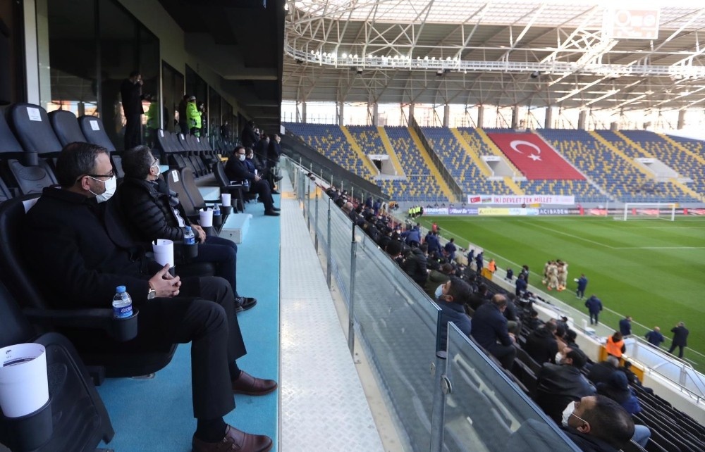 Bakan Kasapoğlu, Gençlerbirliği-Fenerbahçe maçını tribünden takip ediyor