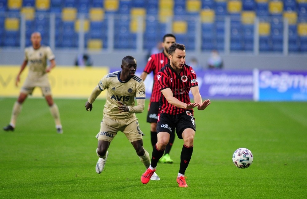 Süper Lig: Gençlerbirliği: 1 - Fenerbahçe: 2 (İlk yarı)