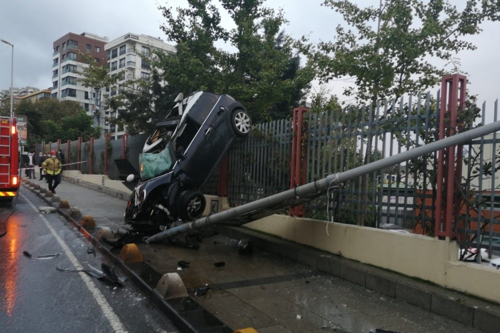 Kadıköy’de akıl almaz kaza, otomobil asılı kaldı: 1 yaralı