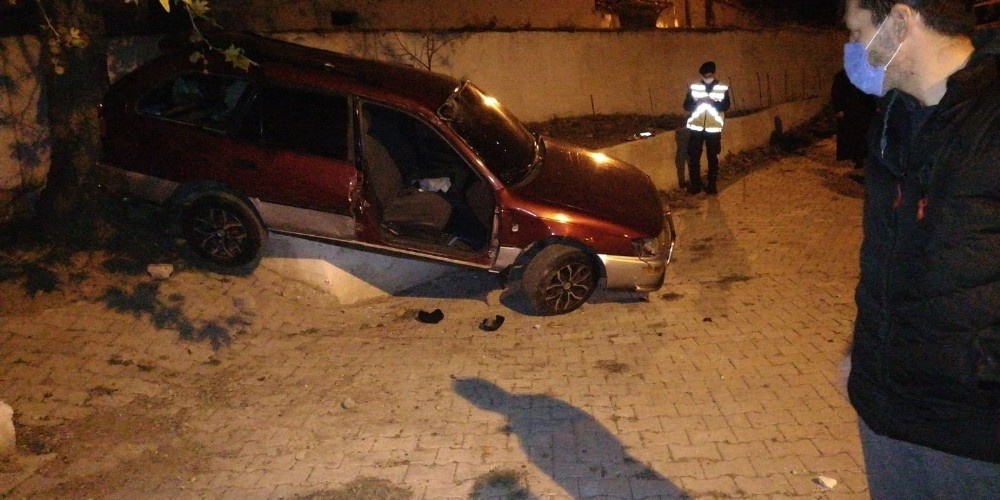 Balıkesir’de araç evin bahçesine uçtu: 3 yaralı