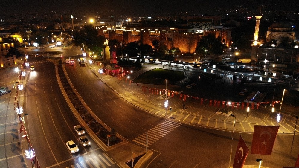 Kayseri’de sokağa çıkma kısıtlaması başladı, caddeler boş kaldı