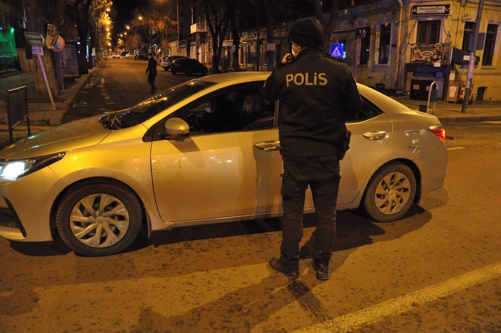 Kars’ta polis eksi 5 derece soğukta denetim yaptı