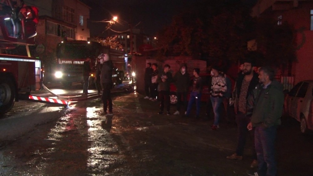 Ümraniye’de yangın çıkan evde mahsur kalan 8 kişiyi itfaiye kurtardı