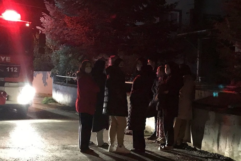 Kısıtlama öncesi çıkan yangın mahalleliyi sokağa döktü