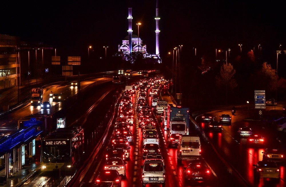 Sokağa çıkma kısıtlaması başladı, 15 Temmuz Köprüsü’nde trafik yoğunlaştı