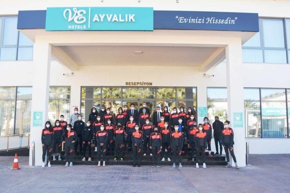 Yüksekova Belediyespor Kadın Futbol Takımı, Ayvalık’ta kampa girdi