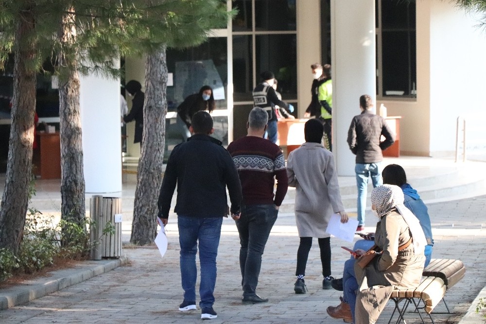 Sokağa çıkma kısıtlamasında KPSS sınav adayları okullara koştu