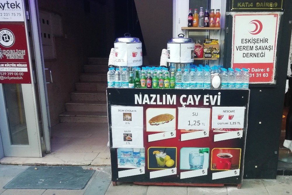 Oturmak yok, “al-götür” var
