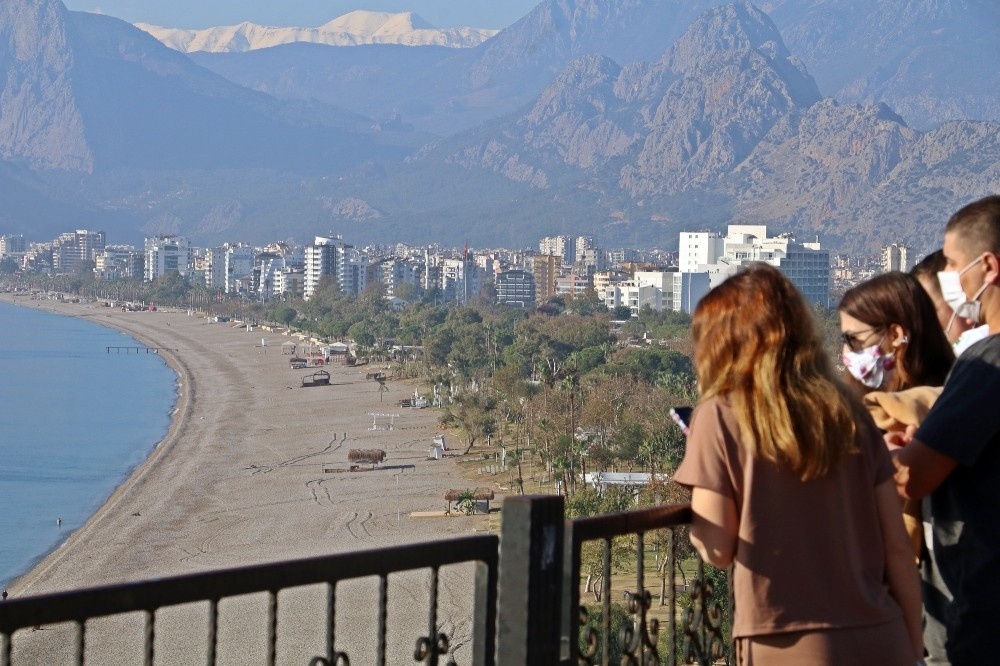 Antalya’da kısıtlamanın bitimiyle vatandaşların ilk adresi sahil oldu