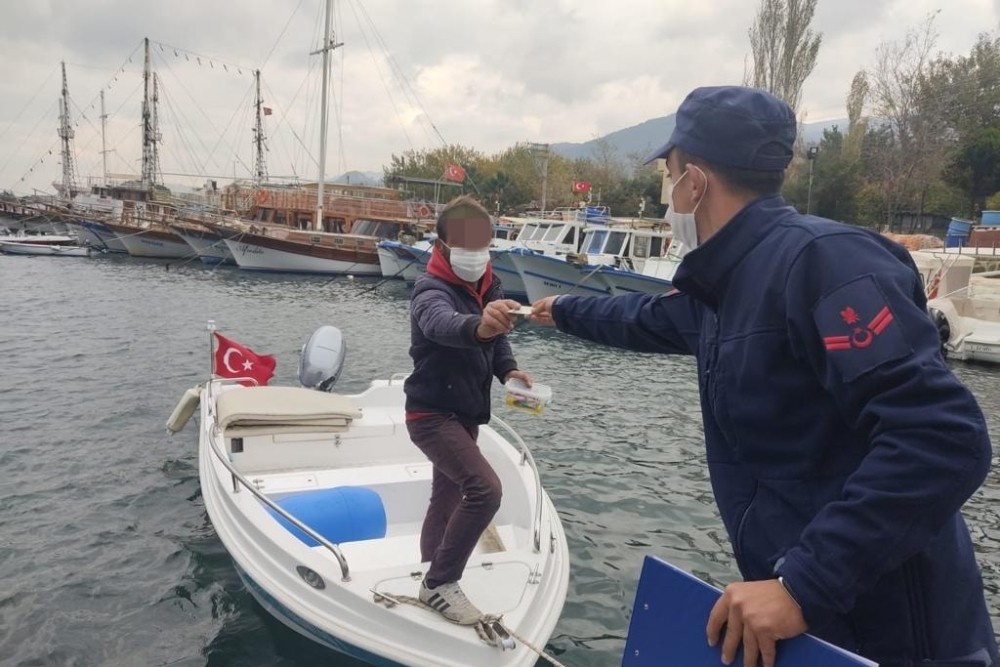 Sahil güvenlik Kuşadası Körfezi’ni havadan ve denizden denetliyor